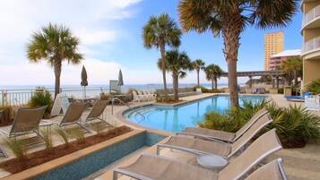 Deluxe Room | Outdoor pool