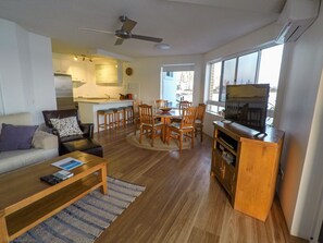 Apartamento superior, 3 quartos, vista para o oceano, de frente para a praia | Área de estar | TV