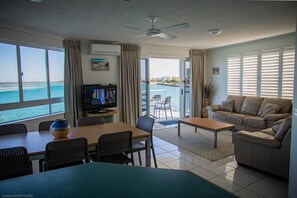 家庭公寓, 3 间卧室, 海洋景观, 海滨 | 起居区 | 电视