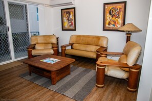 Superior Apartment, 2 Bedrooms, Partial Ocean View | Living room | TV