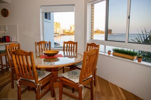 Superior-Apartment, 3 Schlafzimmer, Meerblick, Strandnähe | Essbereich im Zimmer