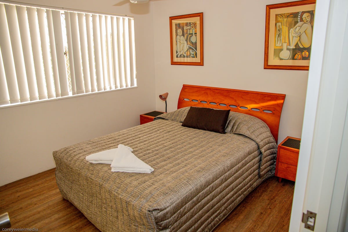 Departamento superior, 2 habitaciones, vista parcial al océano | 2 habitaciones, decoración personalizada y muebles diferentes