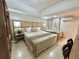 Espacio para trabajar con laptop, wifi gratis y ropa de cama 