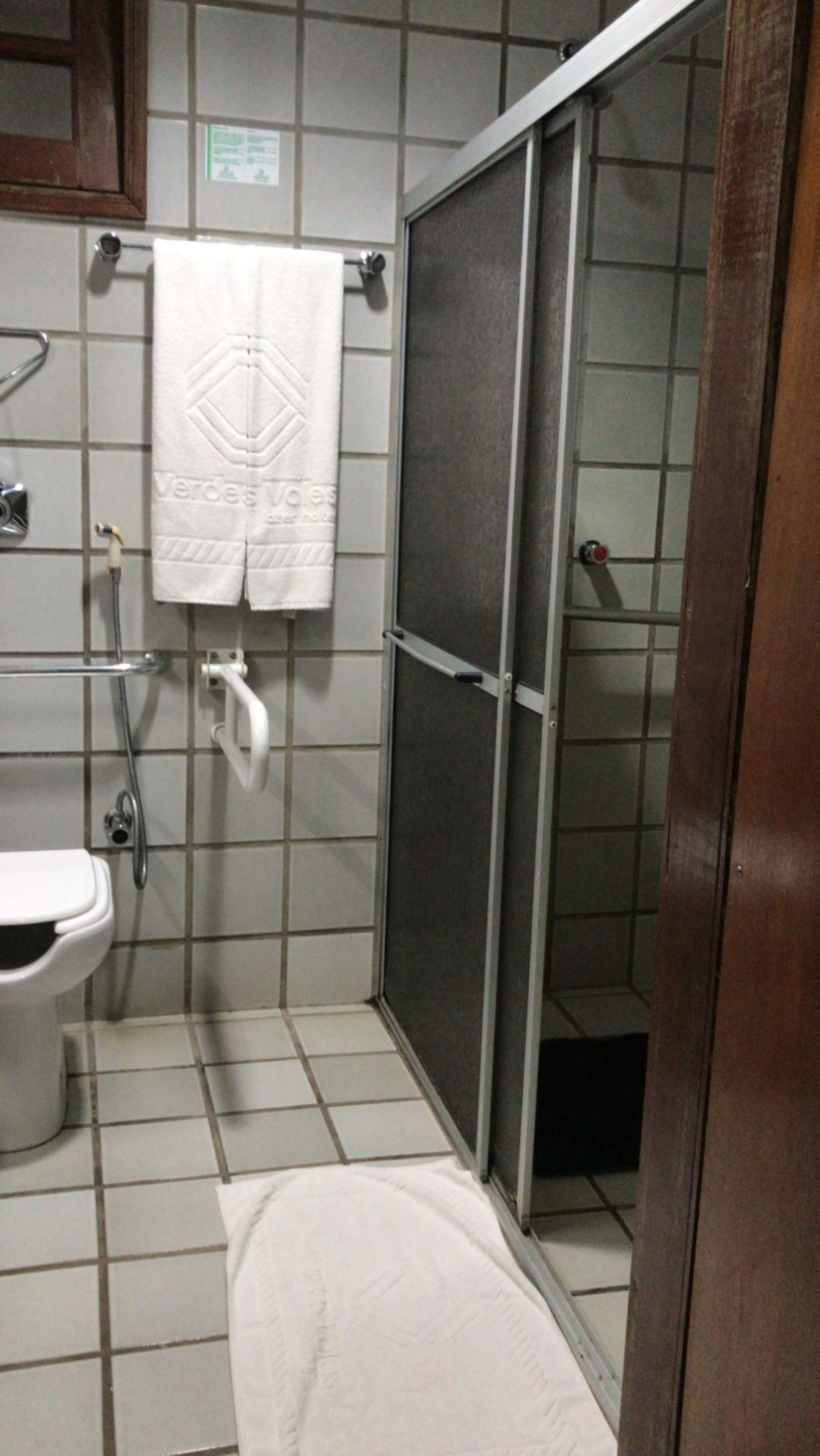 luxo pne | bathroom | shower, hair dryer, towels, soap