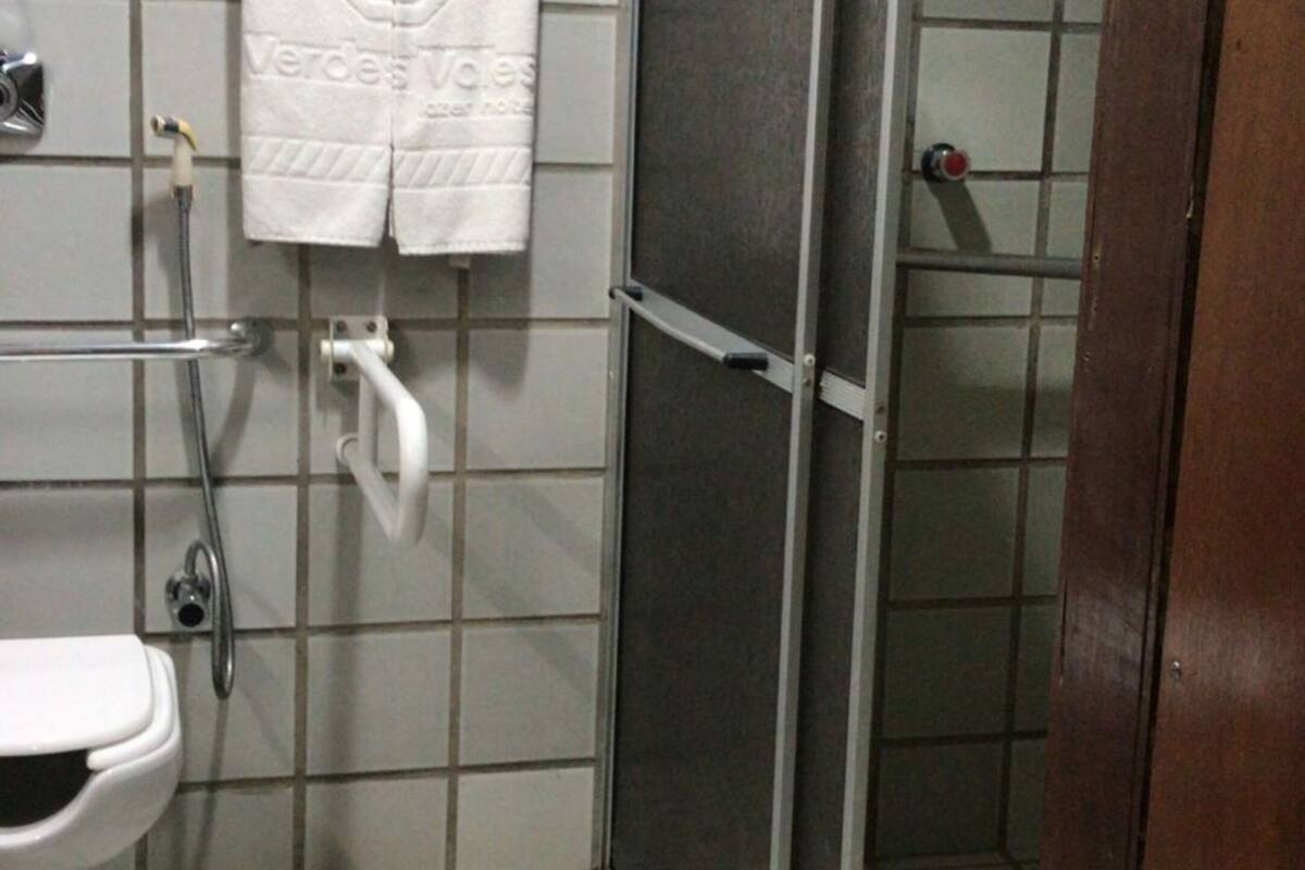 luxo pne | bathroom | shower, hair dryer, towels, soap