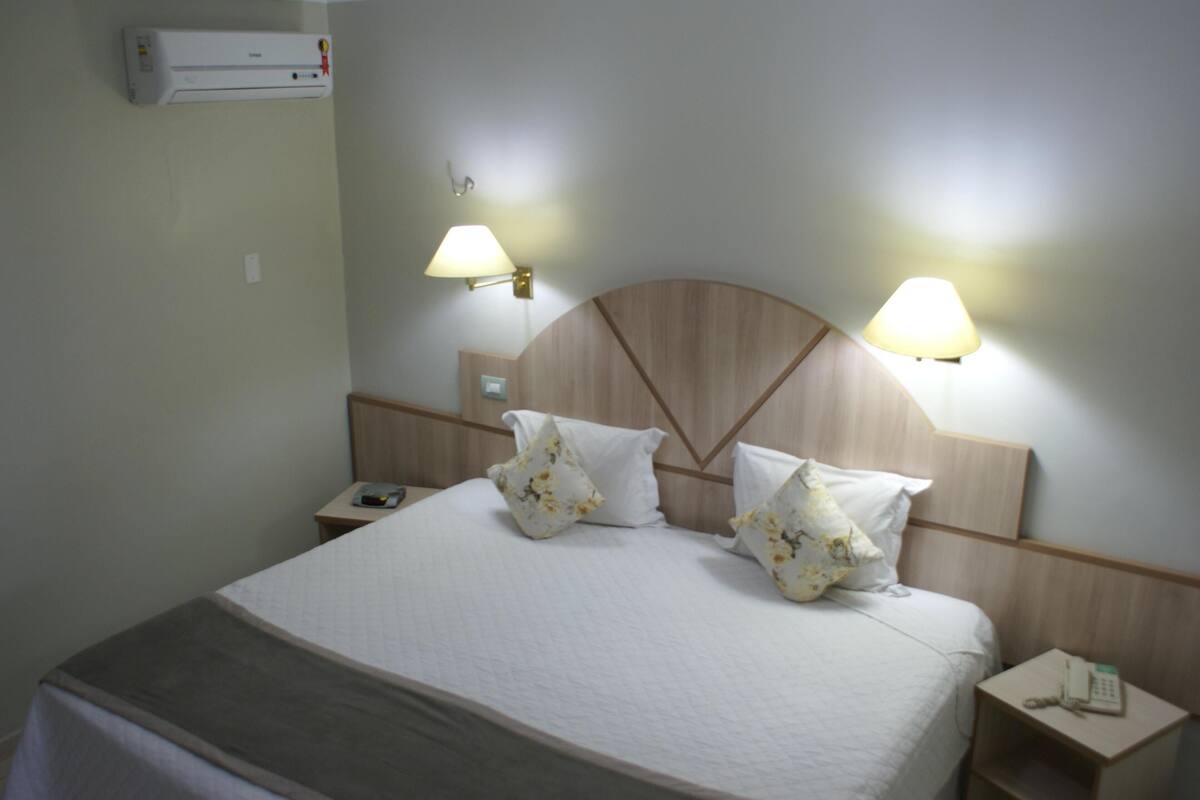 Espacio para trabajar con un portátil, wifi gratis, ropa de cama