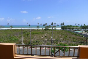 Appartement, 2 chambres, balcon | Vue sur la plage/l’océan