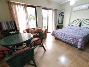Basic Studio, 1 Queen Bed, Partial Sea View | Living area