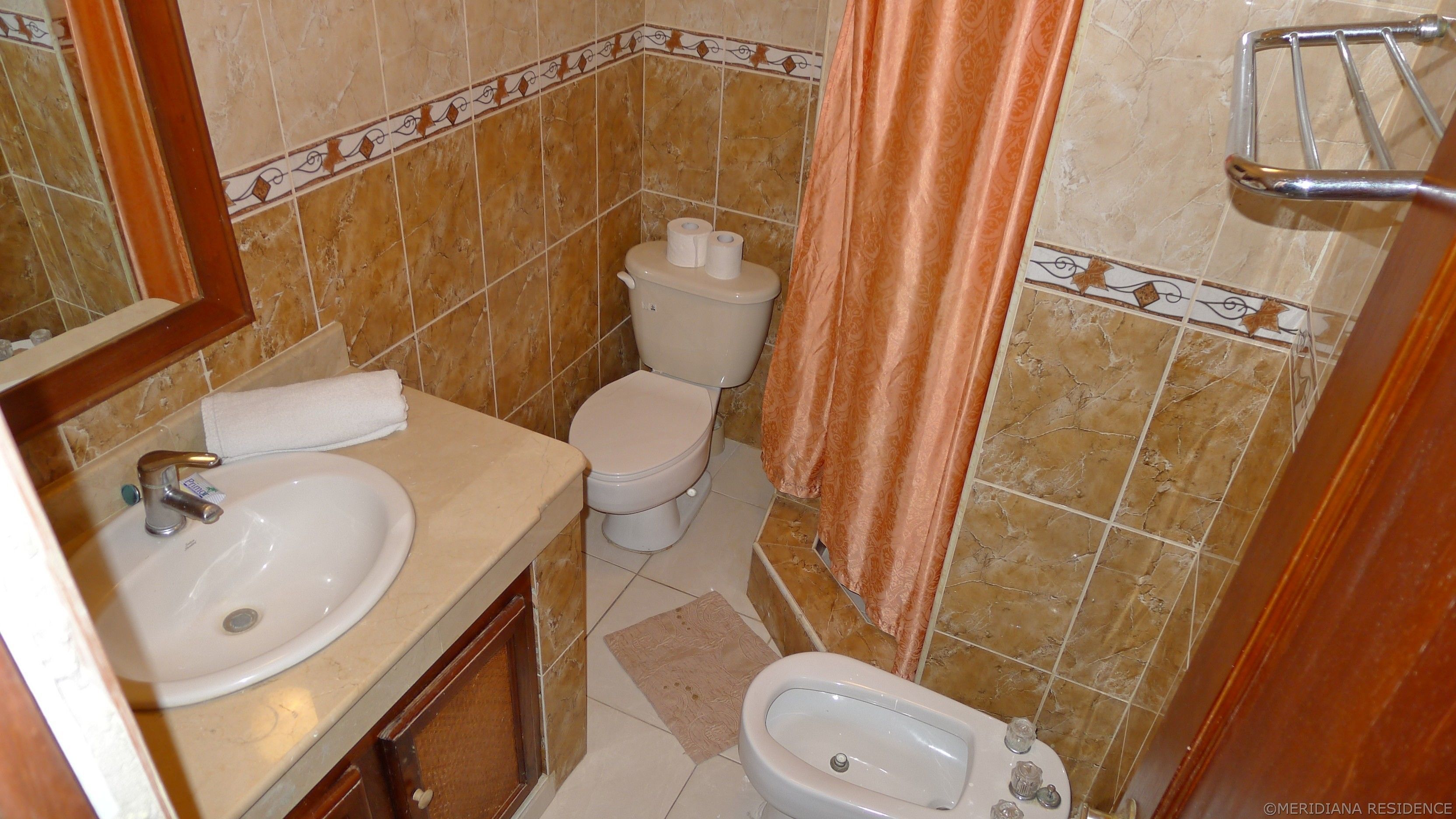 Ein Badezimmer mit Waschbecken, Toilette und Bidet.