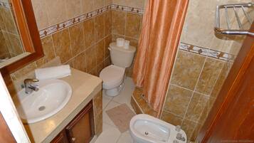 Ein Badezimmer mit Waschbecken, Toilette und Bidet.