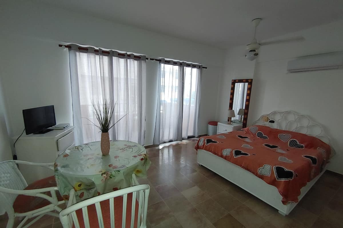 Eenvoudige studio, 1 queensize bed, gedeeltelijk uitzicht op zee | 1 slaapkamer, een kluis op de kamer, beddengoed