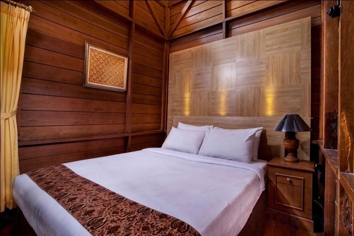 Minibar, desk, WiFi (free), bed sheets