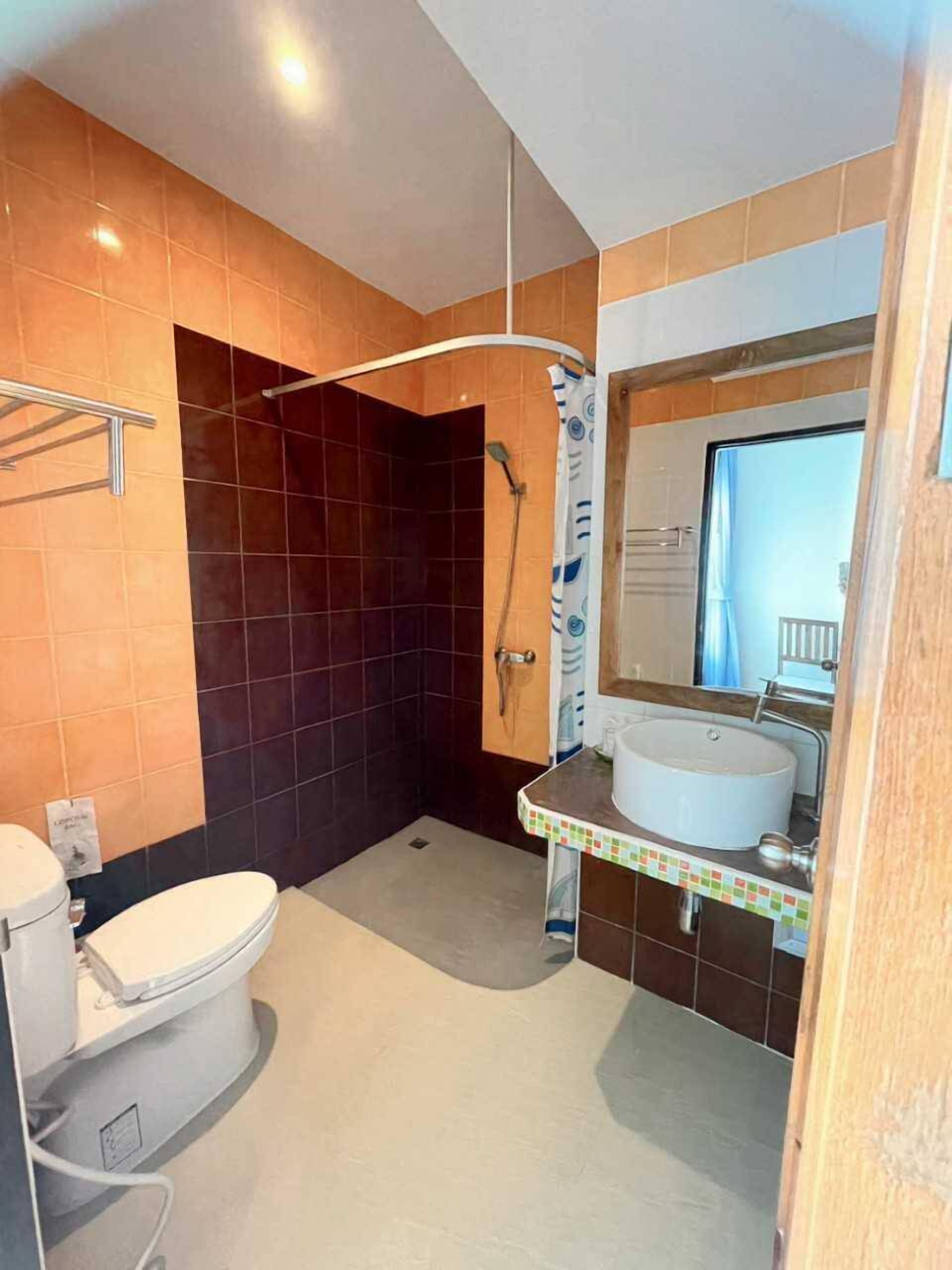 superior double room | bathroom | shower, free toiletries, towels
