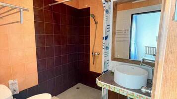 Ducha, artículos de tocador gratuitos, toallas