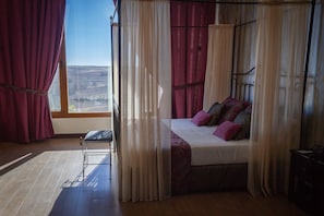Minibar, coffres-forts dans les chambres, bureau, rideaux occultants