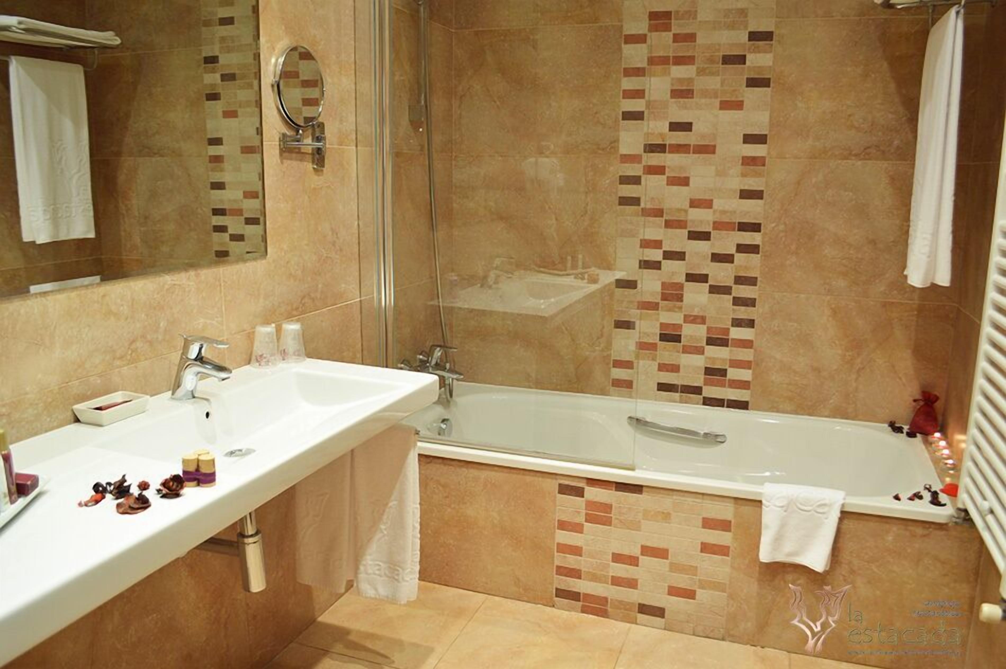 standard double room | bathroom | free toiletries, hair dryer, bidet, towels
