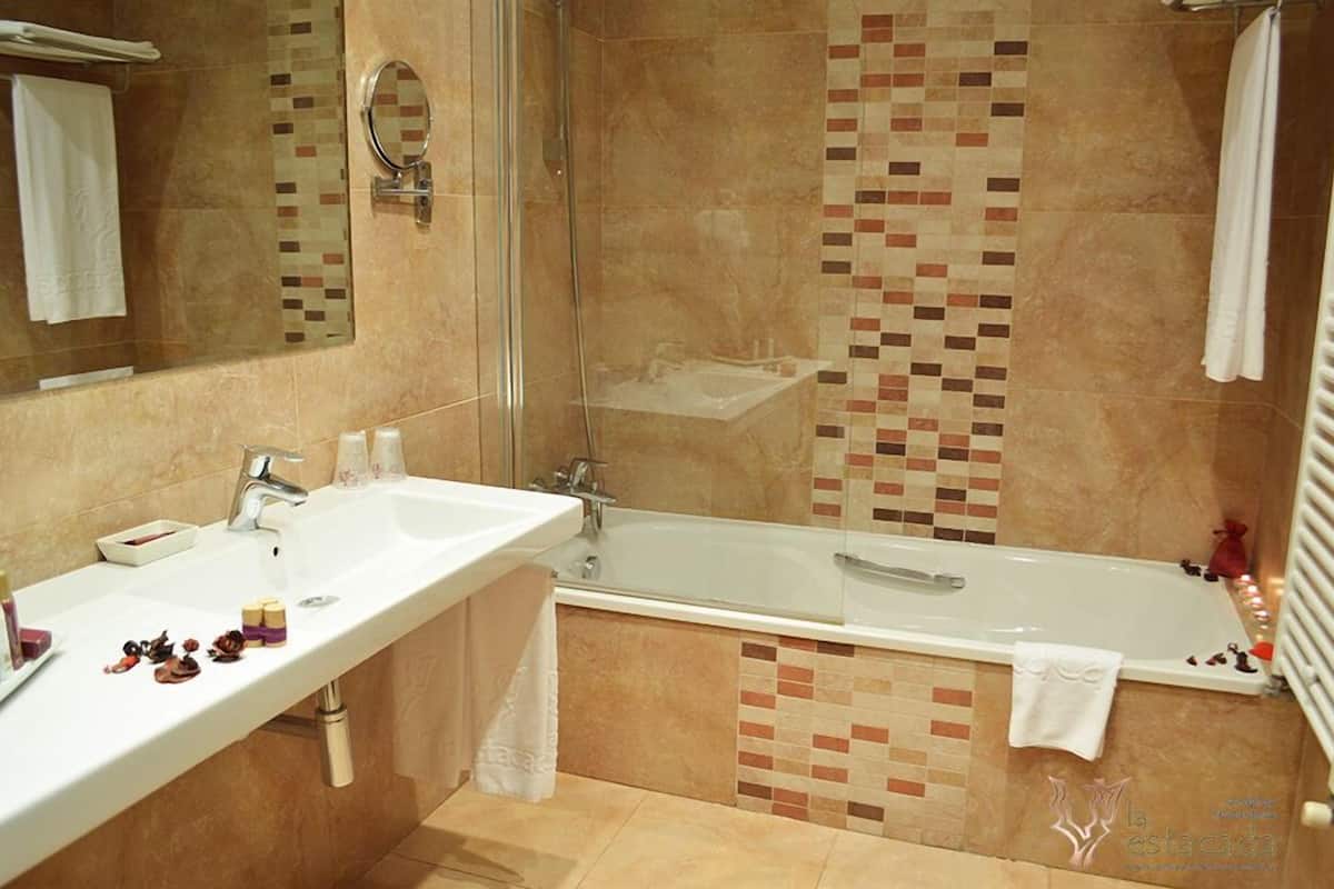 standard double room | bathroom | free toiletries, hair dryer, bidet, towels