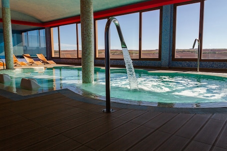 Salas para tratamentos a dois, sauna seca, banheira de hidromassagem