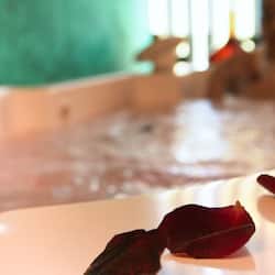 Behandelingskamers voor koppels, een sauna, een bubbelbad, een stoombad