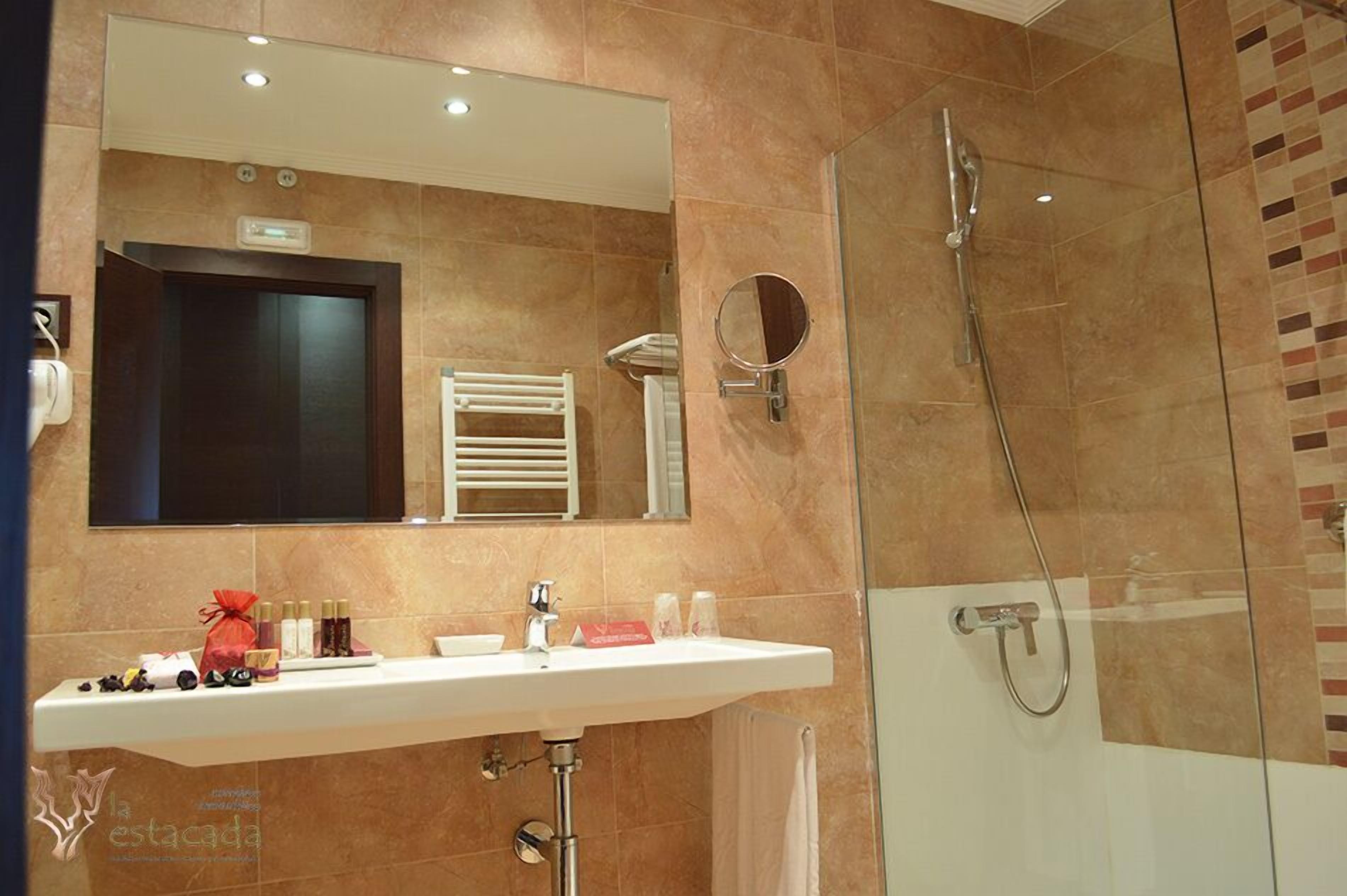 standard double room | bathroom | free toiletries, hair dryer, bidet, towels