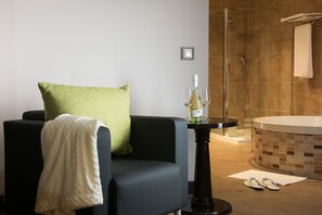 Minibar, in-room safe, desk, blackout curtains - Complejo Enoturístico Finca La Estacada (Tarancon)