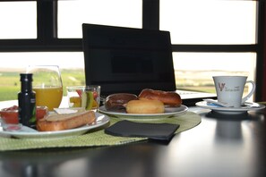 Café da manhã mediante uma taxa
