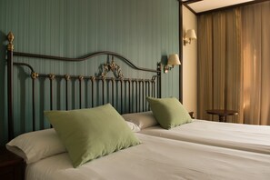 Minibar, in-room safe, desk, blackout curtains - Complejo Enoturístico Finca La Estacada (Tarancon)