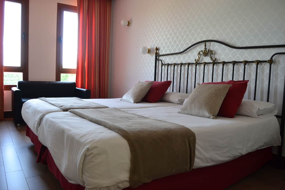 Standard Double Room | Minibar, in-room safe, desk, blackout drapes