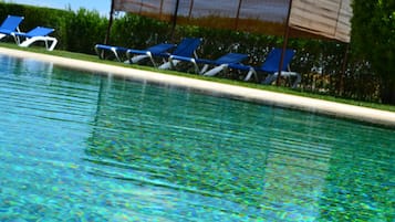 Piscina a l'aire lliure de temporada i gandules
