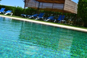Piscina externa sazonal, espreguiçadeiras