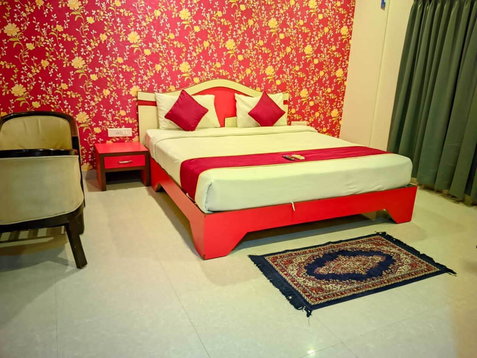 deluxe room | minibar, in-room safe, desk, blackout curtains