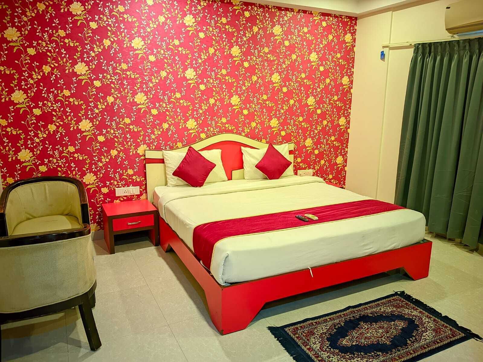 deluxe room | minibar, in-room safe, desk, blackout curtains