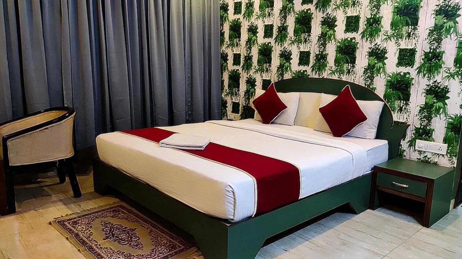 Deluxe Room | Minibar, in-room safe, desk, blackout curtains