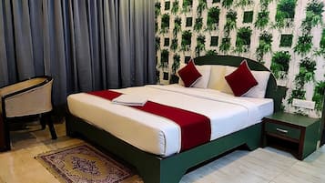 Deluxe Room | Minibar, in-room safe, desk, blackout curtains