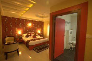 Minibar, in-room safe, desk, blackout curtains - Royal Shades (Bengaluru)