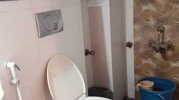 Habitación ejecutiva | Baño | Regadera, amenidades de baño gratuitas, toallas