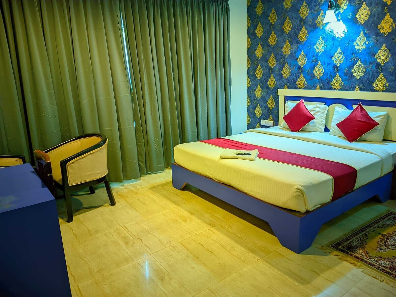 deluxe room | minibar, in-room safe, desk, blackout curtains