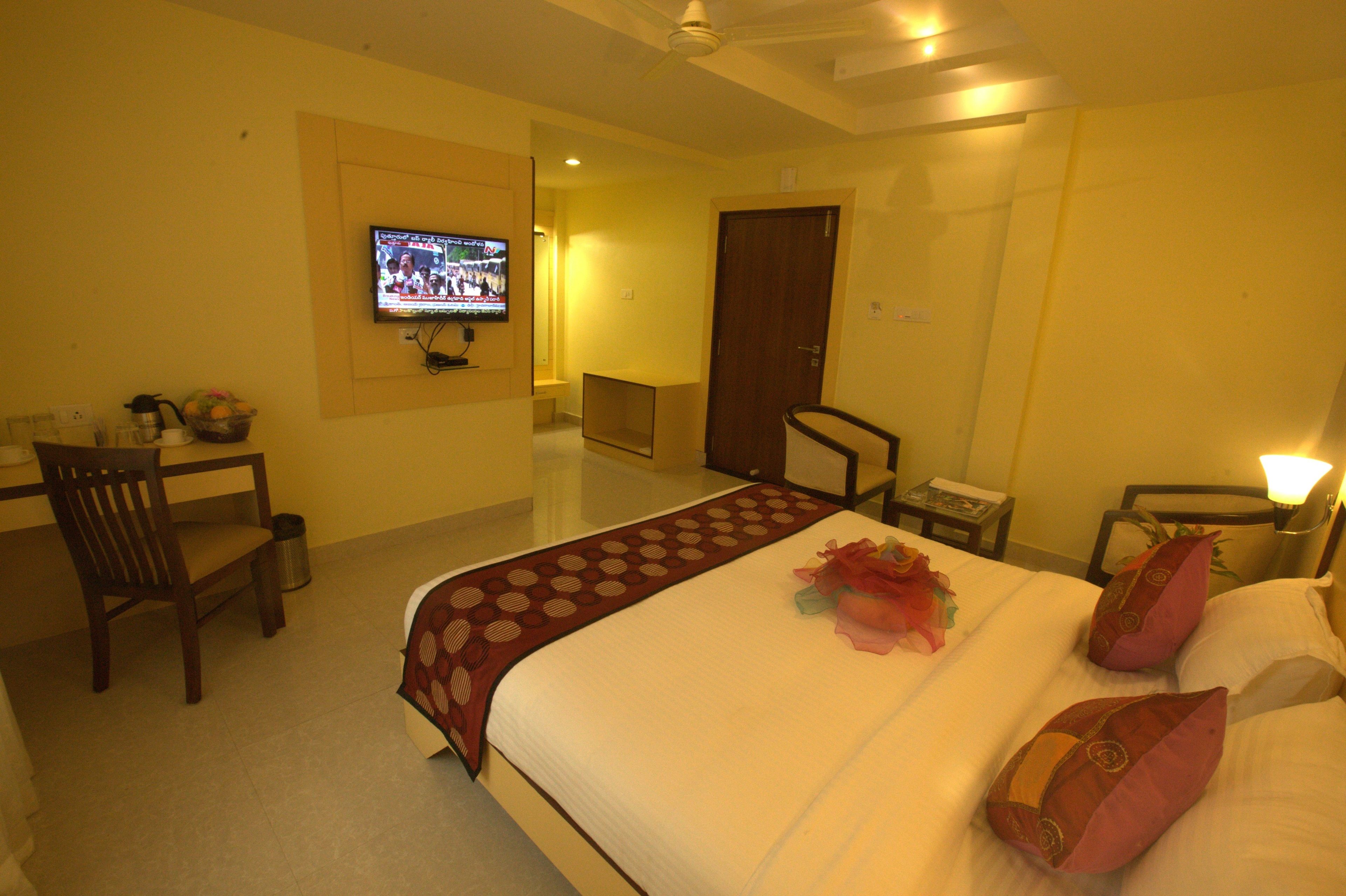 luxury room | minibar, in-room safe, desk, blackout curtains