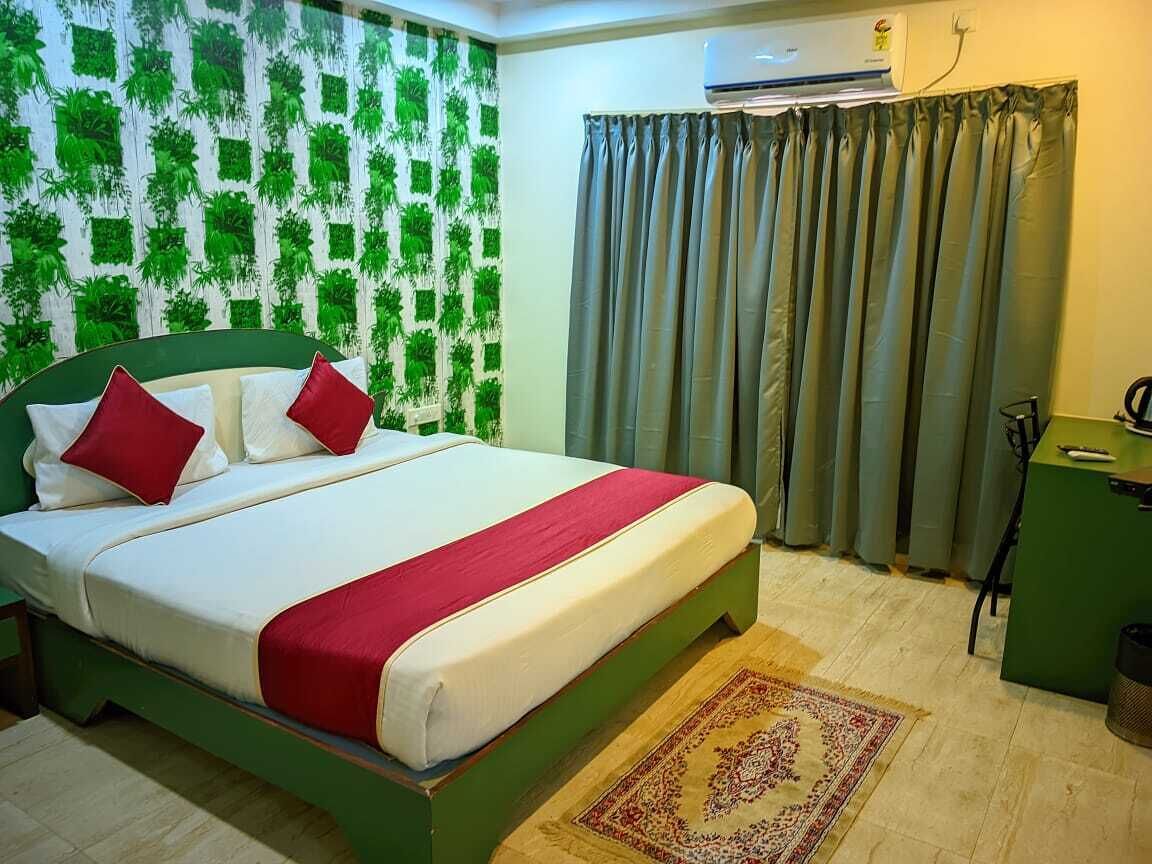 deluxe room | minibar, in-room safe, desk, blackout curtains