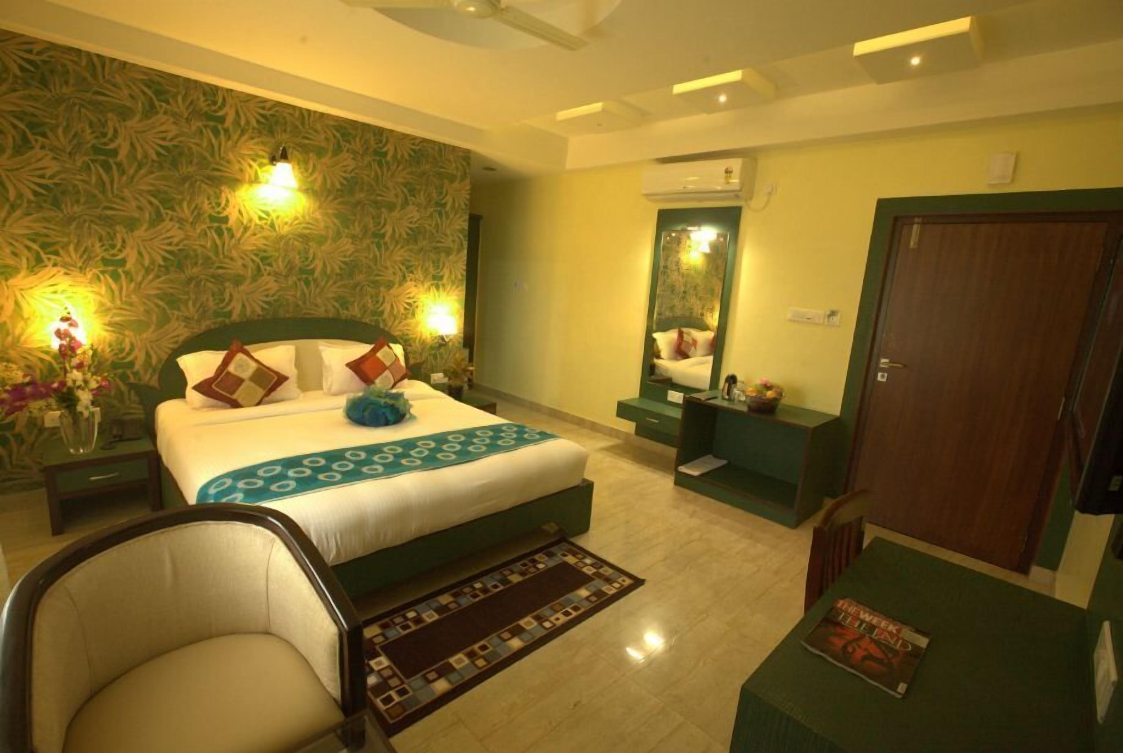 deluxe room | minibar, in-room safe, desk, blackout curtains