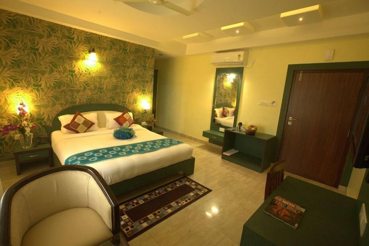 deluxe room | minibar, in-room safe, desk, blackout curtains