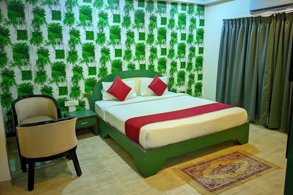 Deluxe Room | Bar mini, peti besi dalam bilik, meja, langsir/tirai gelap terus