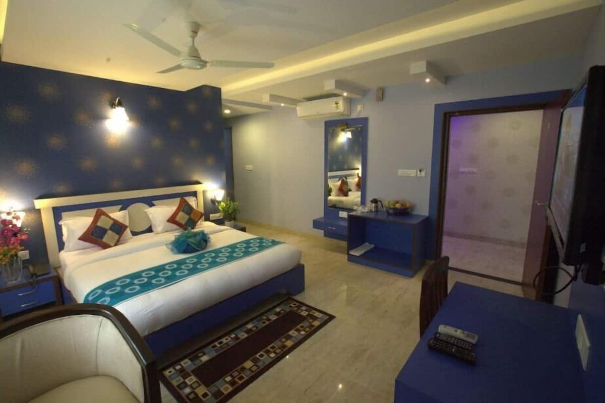 minibar, in-room safe, desk, blackout curtains