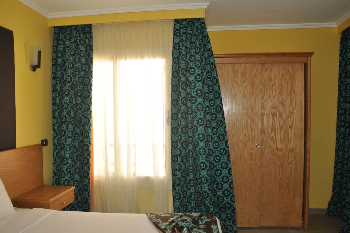 Frigobar, cofres nos quartos, escrivaninha, cortinas blackout
