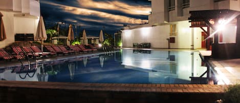 Outdoor pool, free cabanas, pool umbrellas