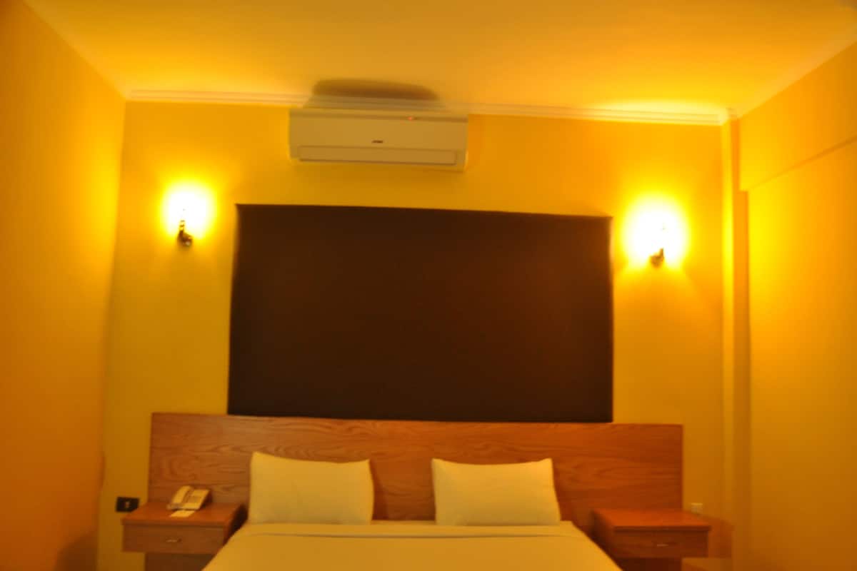Quarto duplo standard | Frigobar, cofres nos quartos, escrivaninha, cortinas blackout