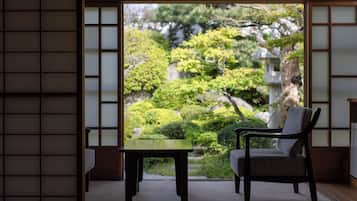 尊荣客房, 无烟房, 花园景观 (Japanese-Style) | 1 多间卧室、羽绒被、客房内保险箱、办公桌