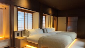 特別和洋室 (1階庭園側, 禁煙) | 羽毛の掛け布団、セーフティボックス (室内)、デスク、ノートパソコン用作業スペース