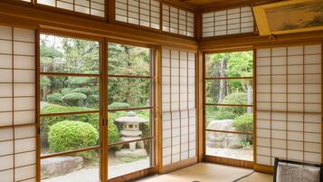 Kamar Superior, Bebas Asap Rokok, pemandangan kebun (Japanese-Style) | Selimut bulu angsa, brankas, meja kerja, dan ruang kerja ramah laptop