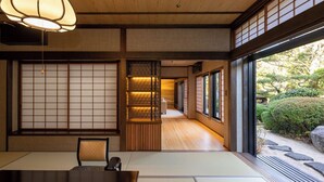 特別和洋室 (1階庭園側, 禁煙) | 羽毛の掛け布団、セーフティボックス (室内)、デスク、ノートパソコン用作業スペース